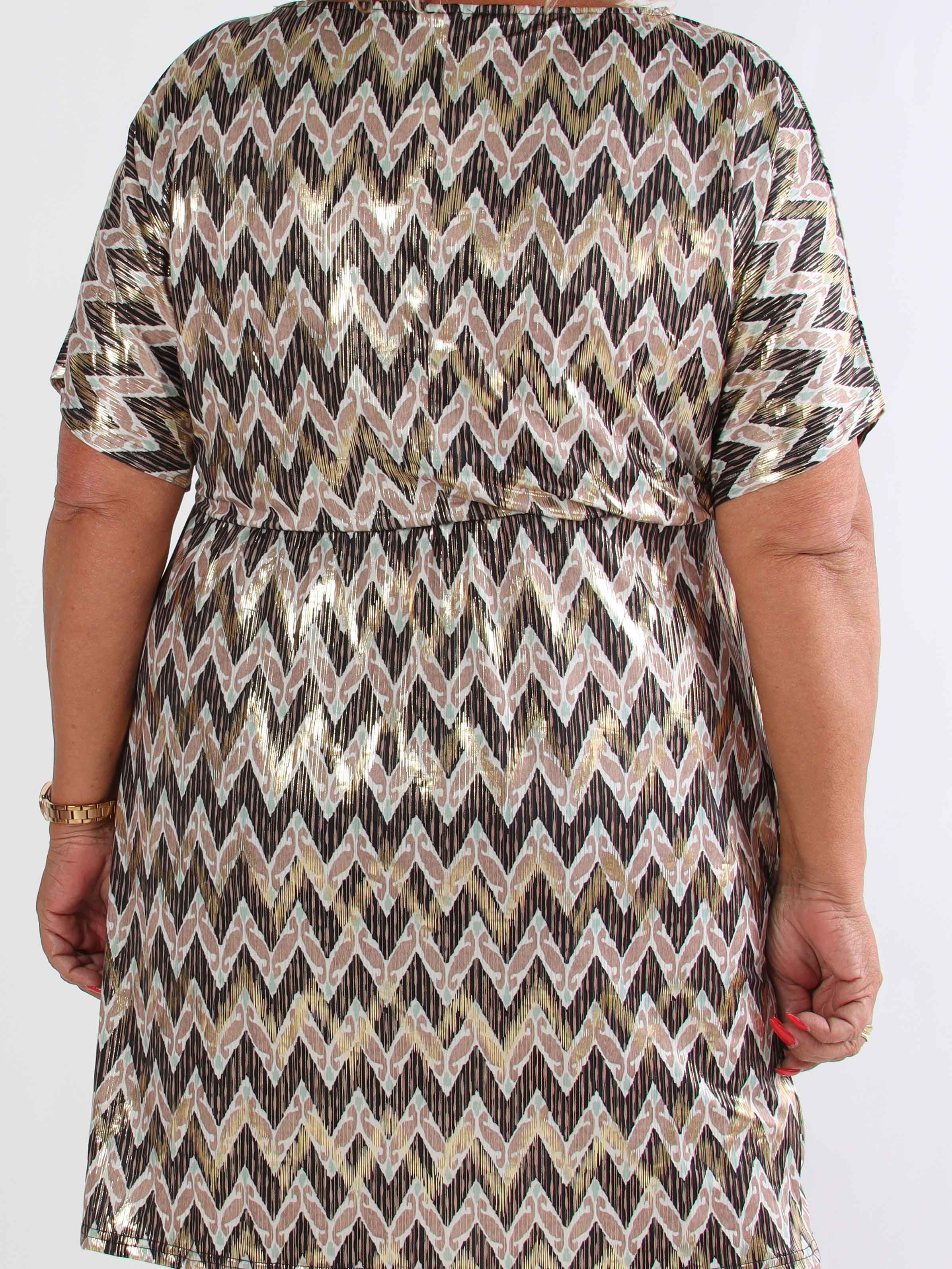 Venus Zigzag - Elastisk mønstret plus size kjole med guld detaljer